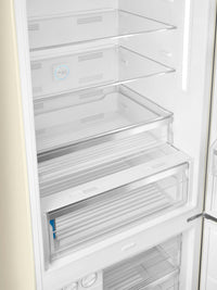 Smeg 18 Cu. Ft. Retro Bottom-Freezer Refrigerator - FAB38URCR|Réfrigérateur Smeg rétro de 18 pi3 à congélateur inférieur - FAB38URCR